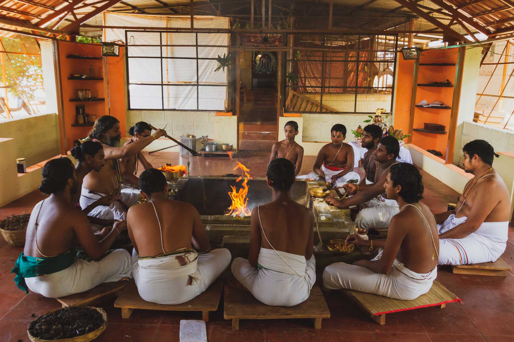 Lost Ancient Technology - Brahmins chanting mantras - fire offering