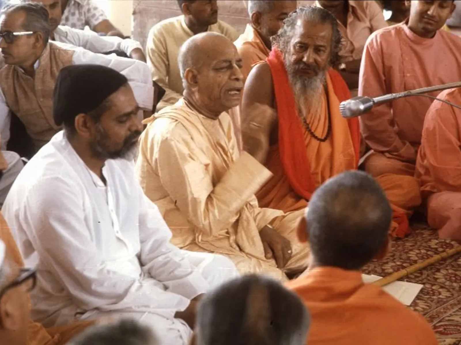 prabhupada lecturing at kurukshetra